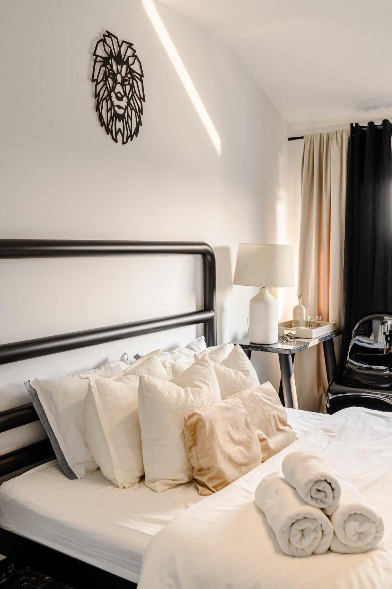Golden Lion House Bed&Breakfast Румя Экстерьер фото
