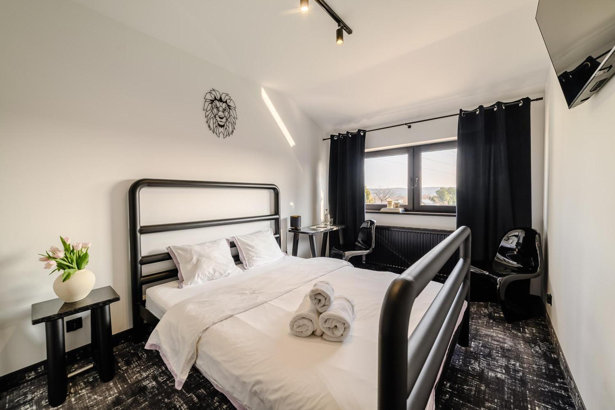 Golden Lion House Bed&Breakfast Румя Экстерьер фото