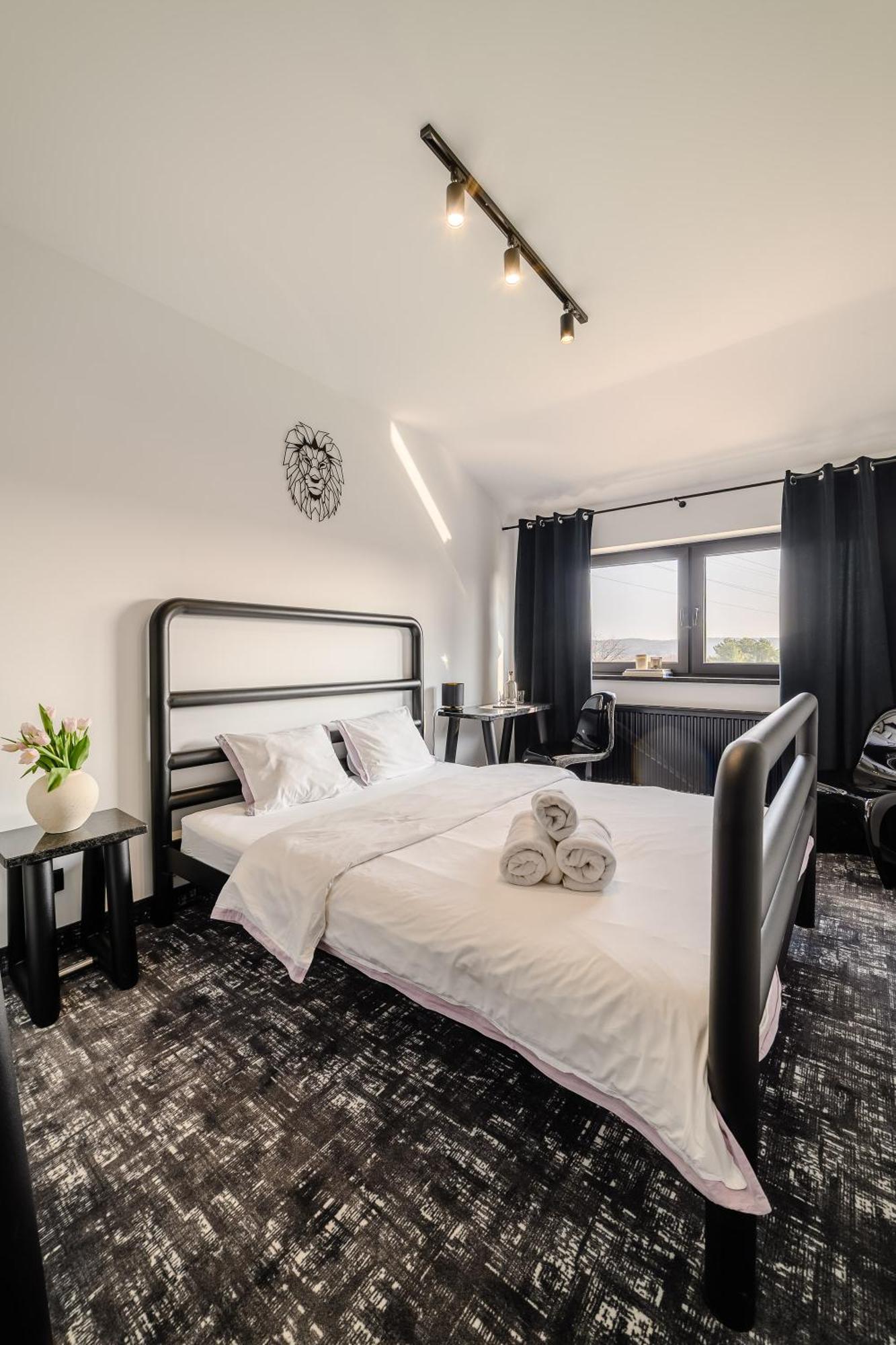 Golden Lion House Bed&Breakfast Румя Экстерьер фото