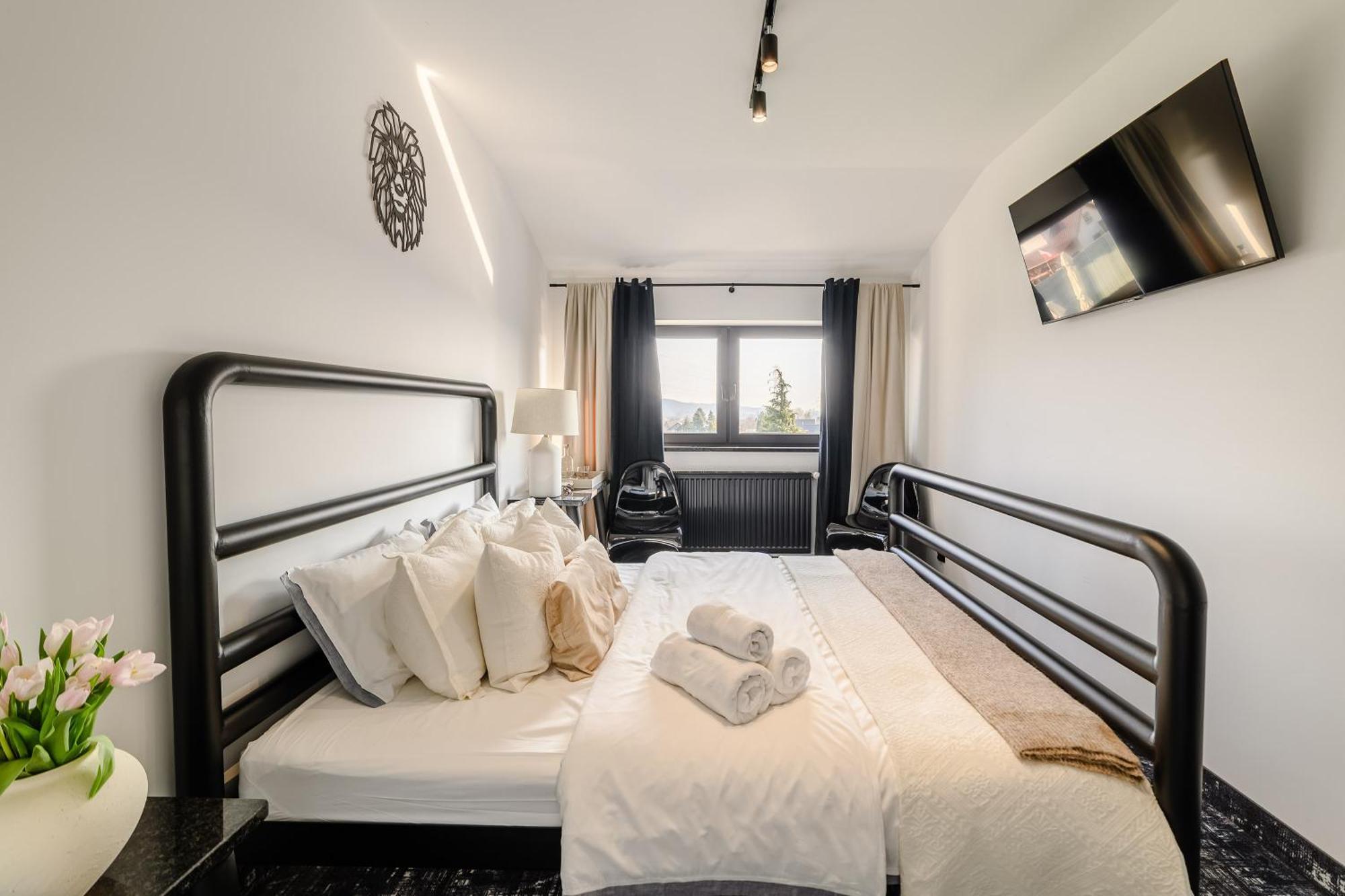 Golden Lion House Bed&Breakfast Румя Экстерьер фото