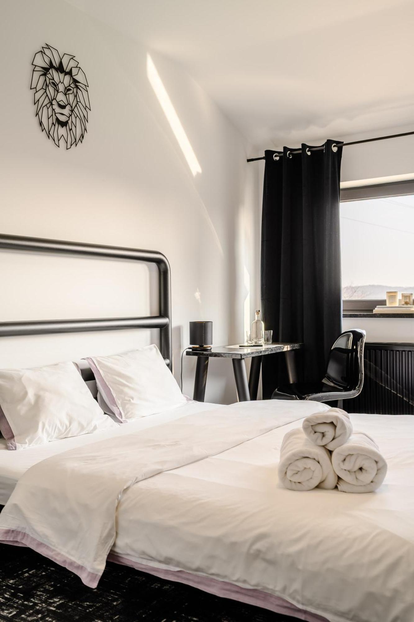 Golden Lion House Bed&Breakfast Румя Экстерьер фото
